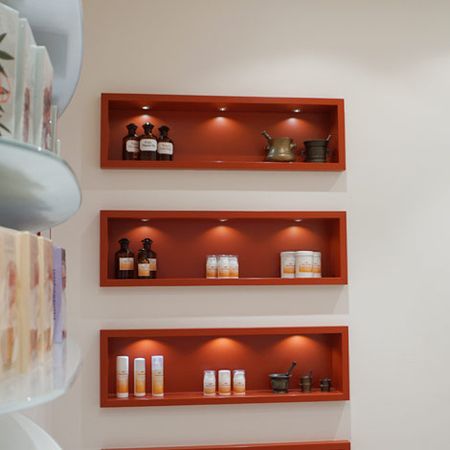 gut beleuchtetes Regal mit unseren Produkten