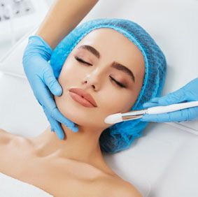 Junge Frau wird mit einer Fruchtsäuretinktur behandelt